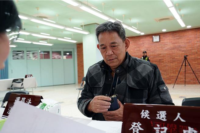 员山乡民刘灿辉今天登记参选议员。（李忠一摄）