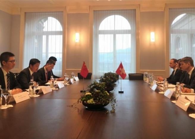 大陆外交部军控司长孙晓波28日与瑞士联邦外交部国际安全司长吕兴格举行新一轮军控与防扩散磋商。（翻摄自香港东网）