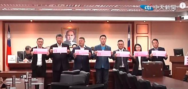 立法院各委员会29日举行召委选举，蓝委在交通委员会投票时一同亮票。（取自中天新闻）