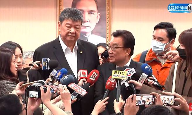 陈雪生(左)当选交通委员会召委。(取自中时新闻网影片)