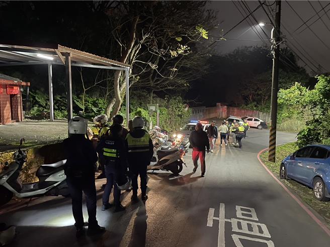 支援警力到達現場。（淡水警分局提供／張鎧乙新北傳真）