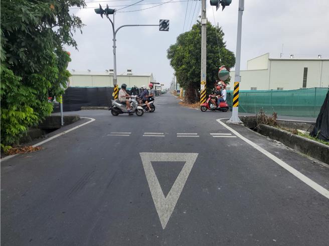 雲林縣車禍事故多發生在偏鄉道路、無號誌路口，圖為西螺鎮一處農路。（周麗蘭攝）