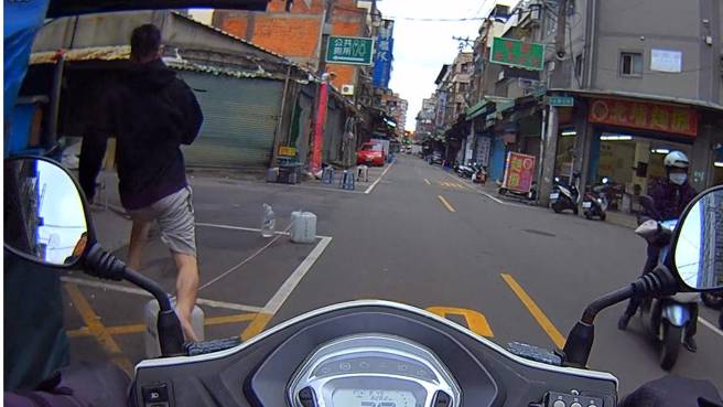 范姓男子是遭通报的失联移工，一见到警察就拔腿狂奔。（翻摄画面）