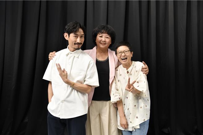 陈竹升（左）、谢琼暖（右）接受王琄的访问。（镜电视提供）