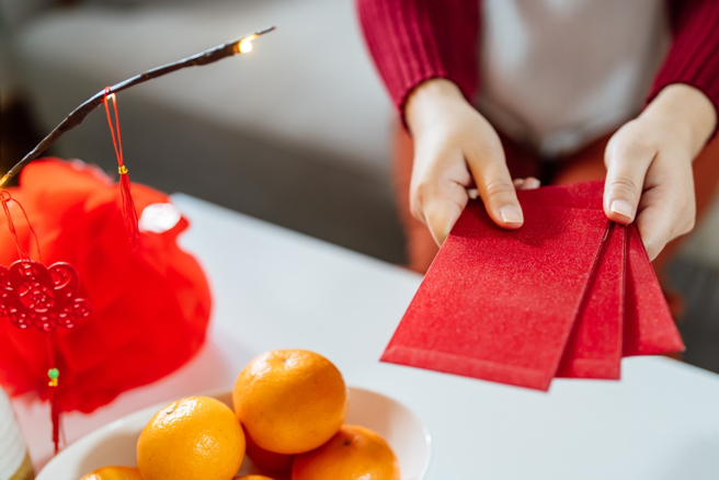 老媽幫1歲寶寶計算紅包錢，發現孩子足足拿到12萬紅包。（圖：shutterstock／達志）