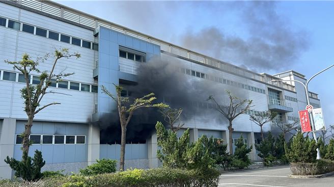 台南市康那香不织布观光工厂29日疑因管线问题，机台发生火警，警消人员约1小时控制火势。（读者提供／程炳璋台南传真）