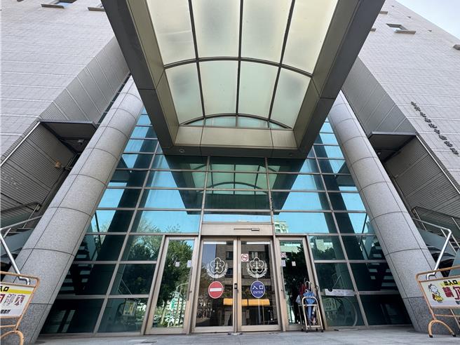 台南市長黃偉哲上午以證人身分到台南地檢署接受約談。（曹婷婷攝）