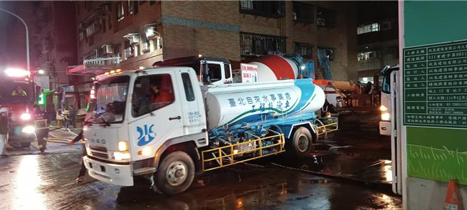 台北自來水事業處接獲新北市應變中心通知後，30分鐘內即到場開啟消防栓配合現場救災灌水需求，另增派水車於現場配合指揮操作加速灌水作業。(黃敬文翻攝)