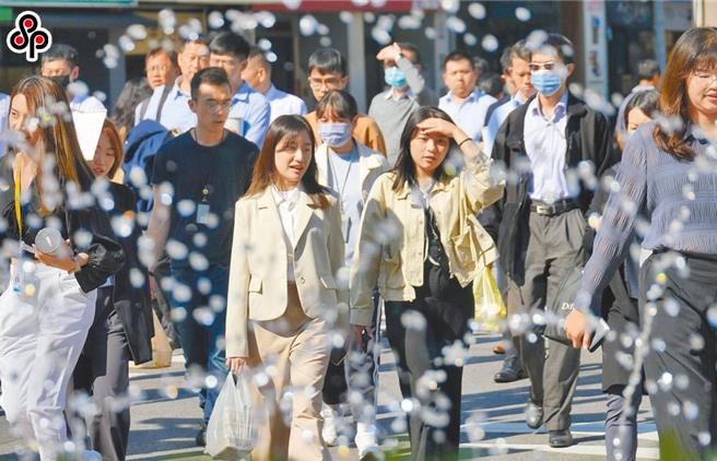 据主计总处及劳动部调查，2023年女性平均时薪为318元、男性为373元，两性薪资差距为14.7％，换算女性需较男性多工作54天才能达到与男性相同的全年薪资，相较于上一年度的58天下滑。（报系资料照）