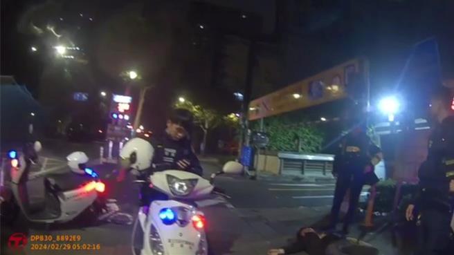 孙男遭过肩摔后当场昏倒在地，警方到场将他送医。（翻摄照片／林郁平台北传真）