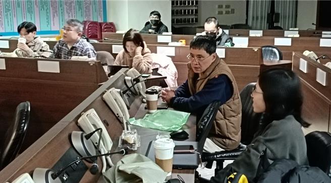 面对极端气候灾害应变，基隆市政府27日于基隆市灾害应变中心办理防灾教育训练，由产业发展处邀请市内各区公所经建课防灾承办窗口与会，探讨如何落实防灾整备工作。（基隆市政府提供／徐佑升基隆传真）