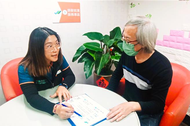 為鼓勵55歲以上民眾重返職場，基隆就業中心針對壯世代就業推出一系列獎勵，並提供民眾深度諮詢，量身推介適合工作。（基隆就業中心提供／張志康基隆傳真）