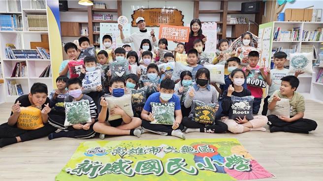 高雄市六龟区新威国小学生们寒假开学后，每个人都获得来自企业善心人士捐赠的舒适午睡枕，让午睡更香甜。（记者林雅惠摄）