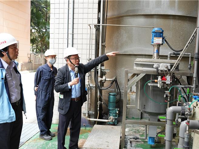 北市環保局長吳盛忠表示，運用廢氣處理廢水，可取代酸劑使用及生成資源物，是資源化技術一大創新想法。(黃敬文攝)