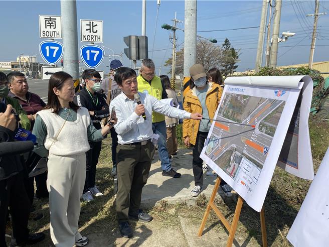 彰化县伸港乡陈姓国小3姊弟2月22日走斑马线过马路遭撞飞，酿2重伤1轻伤，交通部公路局中区养护工程分局29日与警方及专家学者到事发路口会勘。（孙英哲摄）