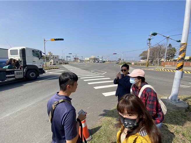 彰化县伸港乡陈姓国小3姊弟2月22日行走建国路与美港公路路口斑马线过马路遭撞飞，该路口车流量大，交通状况复杂。（孙英哲摄）