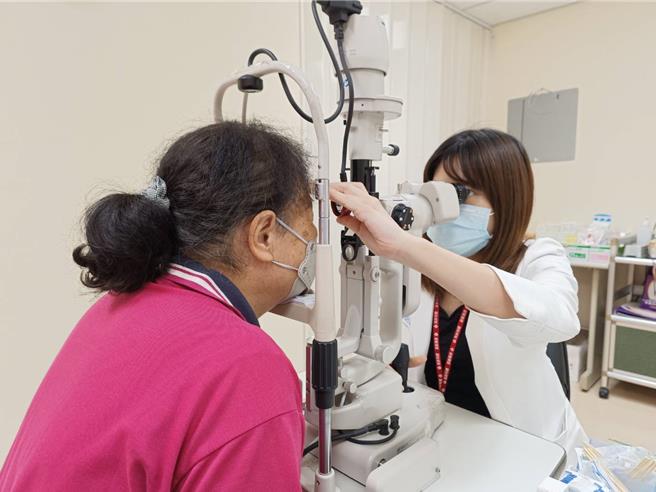 頭份為恭醫院眼科醫師謝明潔提醒民眾血糖控制不佳，可能會出現牽扯性糖尿病視網膜病變。（為恭醫院提供／謝明俊苗栗傳真） 