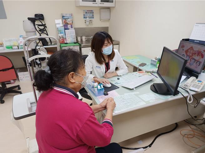 頭份為恭醫院眼科醫師謝明潔提醒民眾血糖控制不佳，可能會出現牽扯性糖尿病視網膜病變。（為恭醫院提供／謝明俊苗栗傳真）