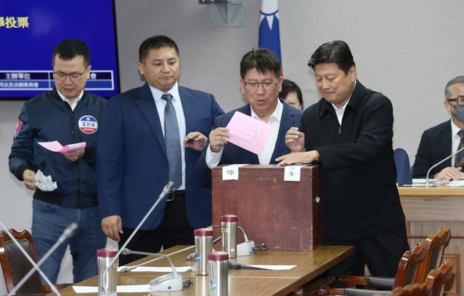 立法院各委员会29日举行召委选举，国民党团总召傅昆萁（右）与同党立委在司法及法制委员会投票。（姚志平摄）