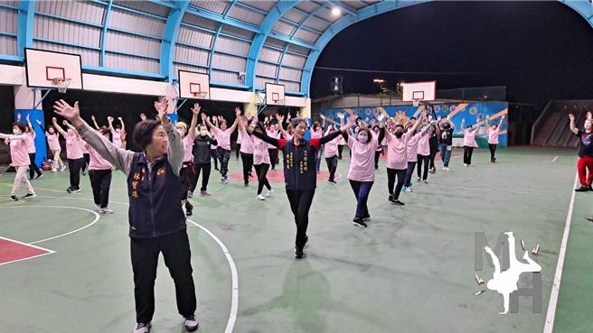 馬梁和舞蹈教練們在後龍國小風雨球場帶領社區媽媽爸爸們跳廣場舞。（馬梁提供／謝明俊苗栗傳真）