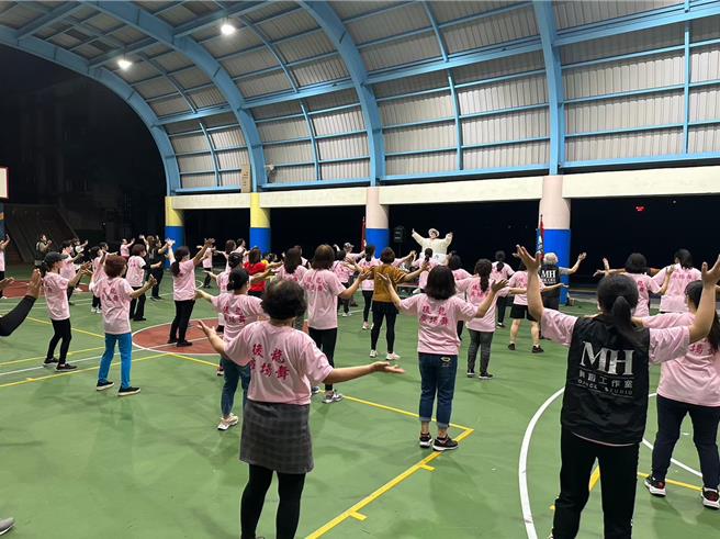 馬梁和舞蹈教練們在後龍國小風雨球場帶領社區媽媽爸爸們跳廣場舞。（馬梁提供／謝明俊苗栗傳真）