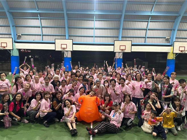 馬梁和舞蹈教練們在後龍國小風雨球場帶領社區媽媽爸爸們跳廣場舞。（馬梁提供／謝明俊苗栗傳真）