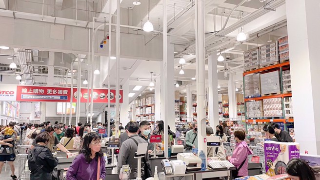 好市多员工兼差时薪243元起跳、正职人员4万2000元起跳，每做满1040小时就会调薪一个等级。（示意图／杨雅婷摄）