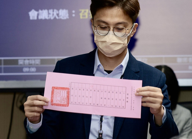 立法院新会期各委员会召委选举29日举行，民眾党8席立委全数支持国民党提名人选，不过，卫环委员会投票时，民进党却出包。民进党立委刘建国投票时迟到，还误投到自己，当下发现时，刘建国还跟绿营召委提名人黄秀芳说「歹势，这样不要紧喔」，但其投票不影响结果，最终由蓝营王育敏、绿营黄秀芳拿下召委。（郭吉铨摄）