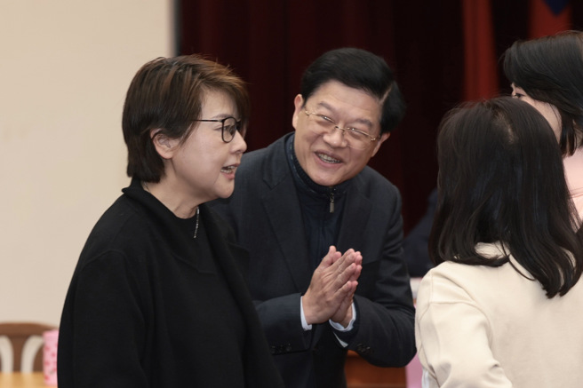 立法院29日举行各委员会召委选举，财政委员会由国民党立委罗明才和民进党立委郭国文当选召委，召委选举前，蓝党团也和白营先行沟通，确认民眾党未推举召委人选，且表态会全力支持蓝营人选；图为国民党财政委员会召委罗明财（左二）与民眾党立委黄珊珊（左一）互相致意。（郭吉铨摄）