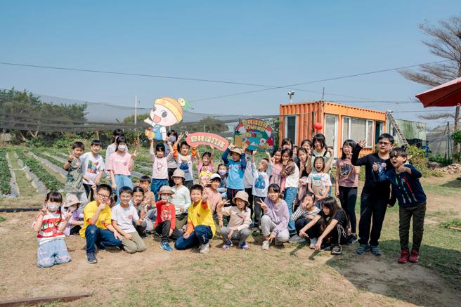 「很忙的田間．孩子的大地遊樂場」讓孩子們在田裡挖掘食材，發揮創意動手做料理。（圖片來源：高雄市農業局提供）