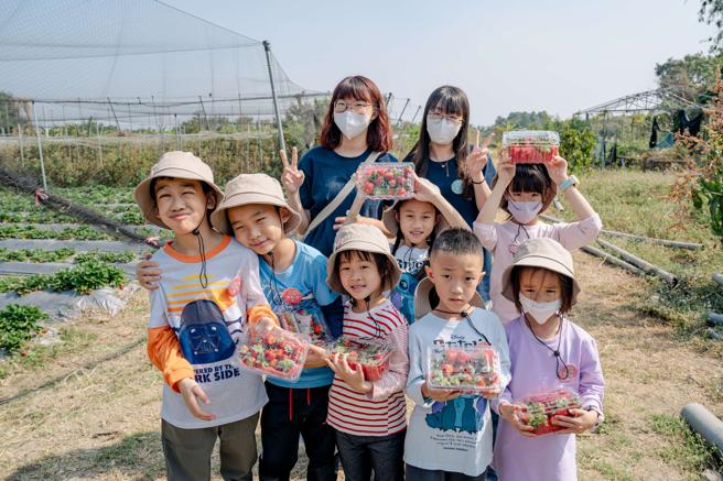 高雄型農潘秀玲在橋頭區經營的昱禾樂生態有機農場，讓孩子們在園區解密人見人愛的草莓甜蜜生態。（圖片來源：高雄市農業局提供）
