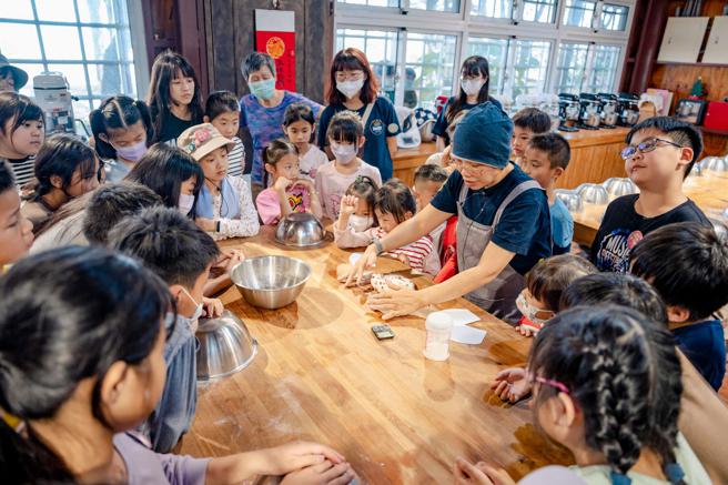 小朋友們跟著慧田柴窯麵包工房主人郭慧慧親手做水果麵包與家人分享（圖片來源：高雄市農業局提供）