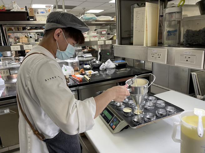 就讀烘培系江同學，在御盟晶英酒店實習西點烘培，發揮所學。（圖片來源：高雄市青年局提供）
