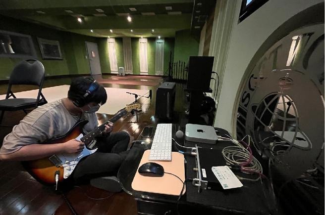 就讀流行音樂系劉同學，學以致用在智冠科技擔任音樂製作實習生，實習後轉任正職畢業即就業。（圖片來源：高雄市青年局提供）