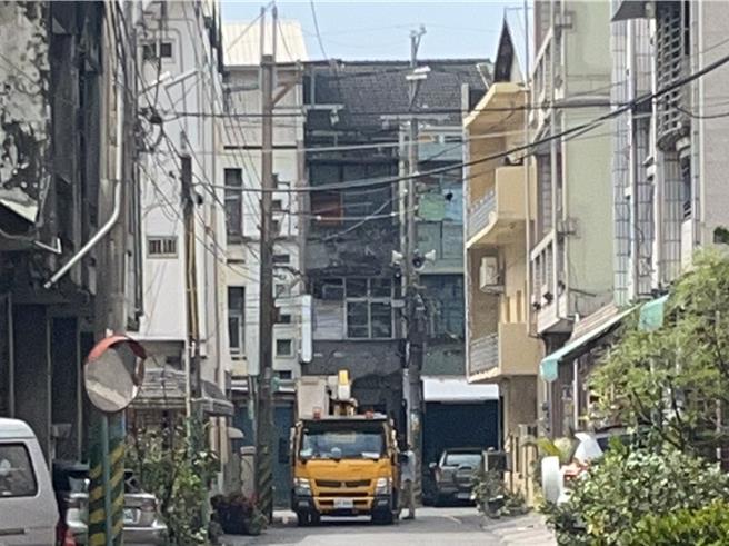 彰化縣二水鄉光明路29日上午傳出3聲疑似爆炸聲音，當地居民以為電桶爆炸，台電派員到場搶修發現是變壓器故障引發的聲響。（民眾提供／孫英哲彰化傳真）