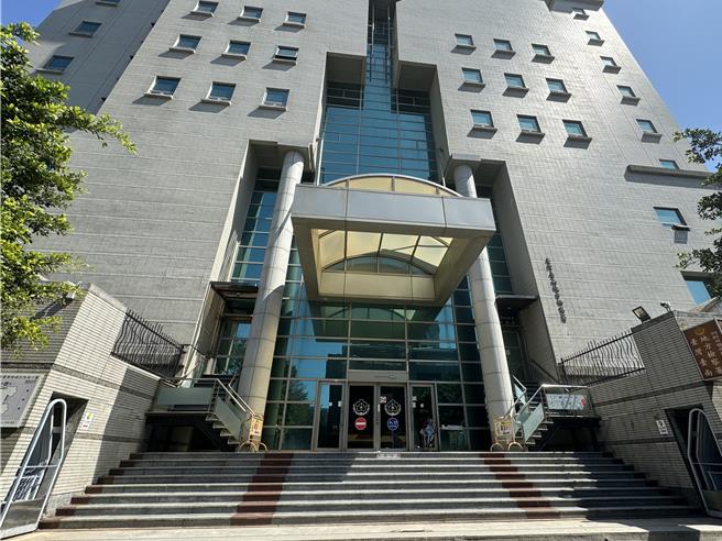 台南市長黃偉哲以證人身分遭傳喚，問訊4小時，下午1點半從台南地檢署地下室離開。（曹婷婷攝）