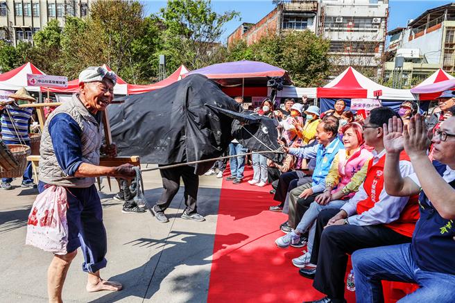 第57届竹东天穿日台湾客家山歌比赛2月29日登场，竹东各社区组队参加踩街活动，在竹东戏曲公园进行比赛，牵道具牛表演的「农家乐」相当生动。（罗浚滨）