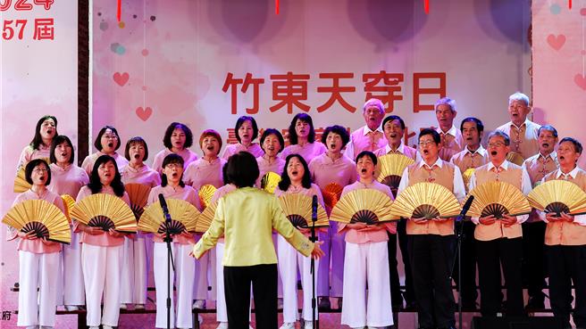 第57届竹东天穿日台湾客家山歌比赛2月29日登场，首日进行合唱甲组和乙组比赛。（罗浚滨）