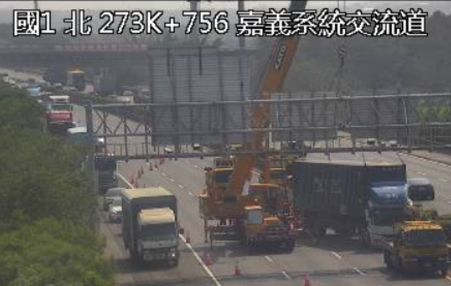 国1嘉义段连2起车祸 超惊悚！休旅车遭货柜车夹杀。(翻摄高速公路1968)