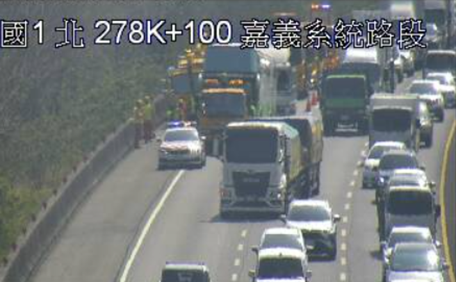 国1嘉义段连2起车祸 超惊悚！休旅车遭货柜车夹杀。(翻摄高速公路1968)