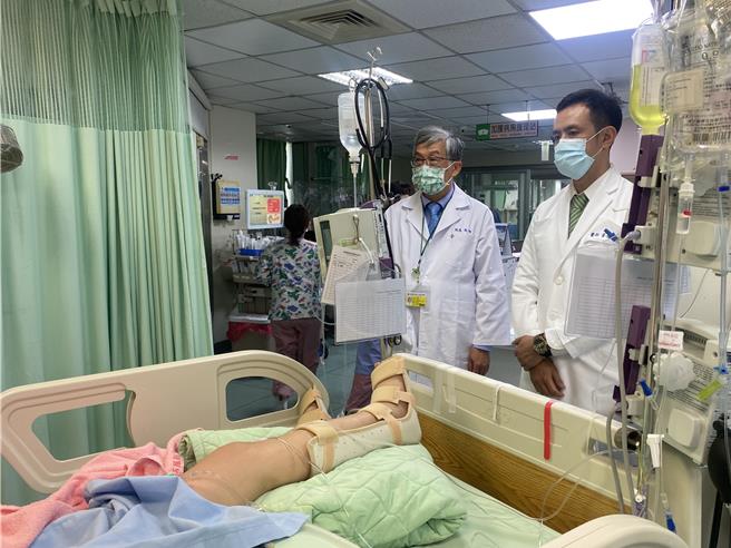彰化市秀傳紀念醫院新任院長馬旭（右二）在交接後就和總院長黃士維（右一）到加護病房關懷仍在與死神搏的陳姓姊姊。（院方提供／孫英哲彰化傳真）