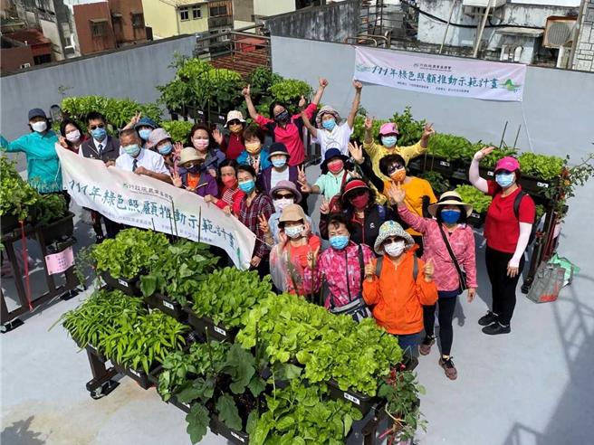 淡水區、汐止區及五股區農會成立綠色照顧站，提供長者關懷、送餐及食農教育等服務。（農業局提供）