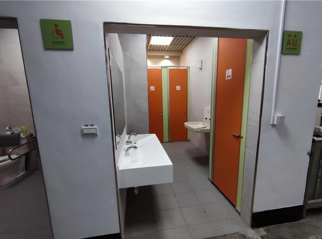 瑞芳區公所汰換廁所內所有照明燈具營造明亮空間氛圍，同時設置緊急求救鈴、無障礙安全扶手及尿布台等設施。（新北市瑞芳區公所提供／劉瑋晴新北傳真）