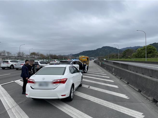 台中市警察局二分局永兴派出所员警在高速公路上拦查偷车贼，依窃盗、诈欺等罪嫌移送法办。（翻摄照片／张亦惠台中传真）