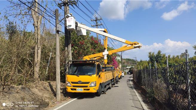 台电说明，大树停电事故是因电杆旁边林地不明原因草皮火灾向上延烧，火灾烧损引起高压导线外皮破损，及树木掉落碰触高压设备造成馈线跳脱，火势已扑灭，目前设备检视中。（台电提供）