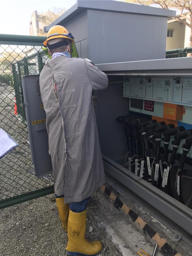 台电凤山区处指出，今早10时26分因配电线路事故，计有高雄市仁武区八德南路、八德东路等区域一带约4468户停电，经本处派员抢修于10时56分全数復电，事故原因待查，造成用户不便，本处谨表歉意。（台电提供）