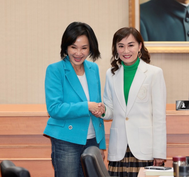 立法院各委員會29日舉行召委選舉，國民黨立委柯志恩（左）與民進黨立委林宜瑾（右）當選教育及文化委員會召委。（郭吉銓攝）