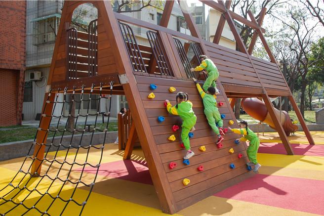 新竹市东光公园绿带完工启用，打造自然漫步空间，以及适合幼童探索及攀岩的大型游具。（新竹市政府提供／王惠慧新竹传真）