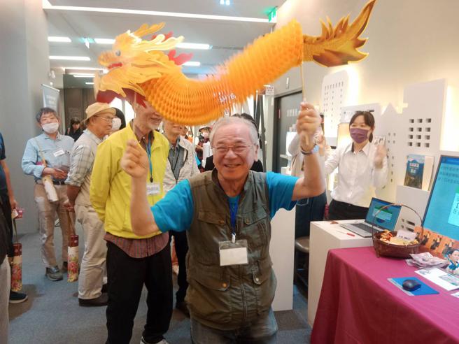 抽到大奖的日本长者现场舞起纸龙同乐。(图片来源：邮博馆高雄馆提供)