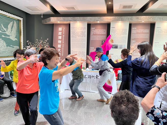 日本长宿协会带动全场跳「阿波舞」助兴。(图片来源：邮博馆高雄馆提供)